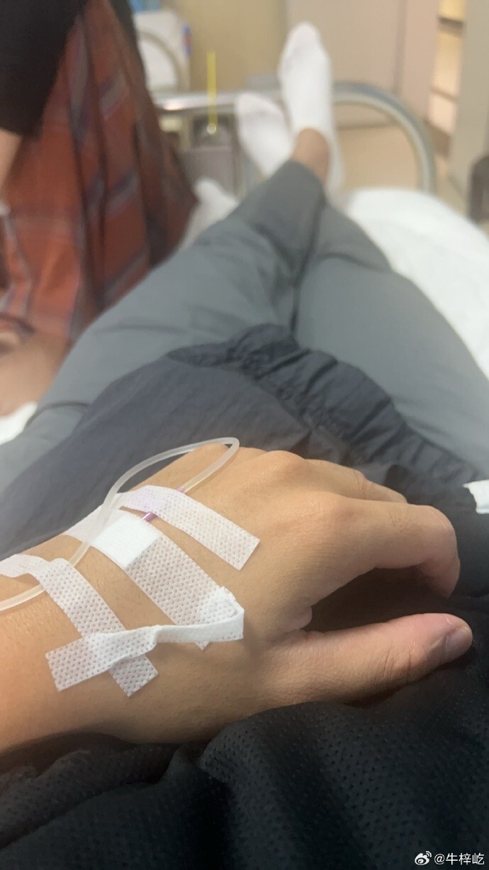 牛梓屹在社交媒体上晒出了自己过生日的照片,球队大合照以及自己输液