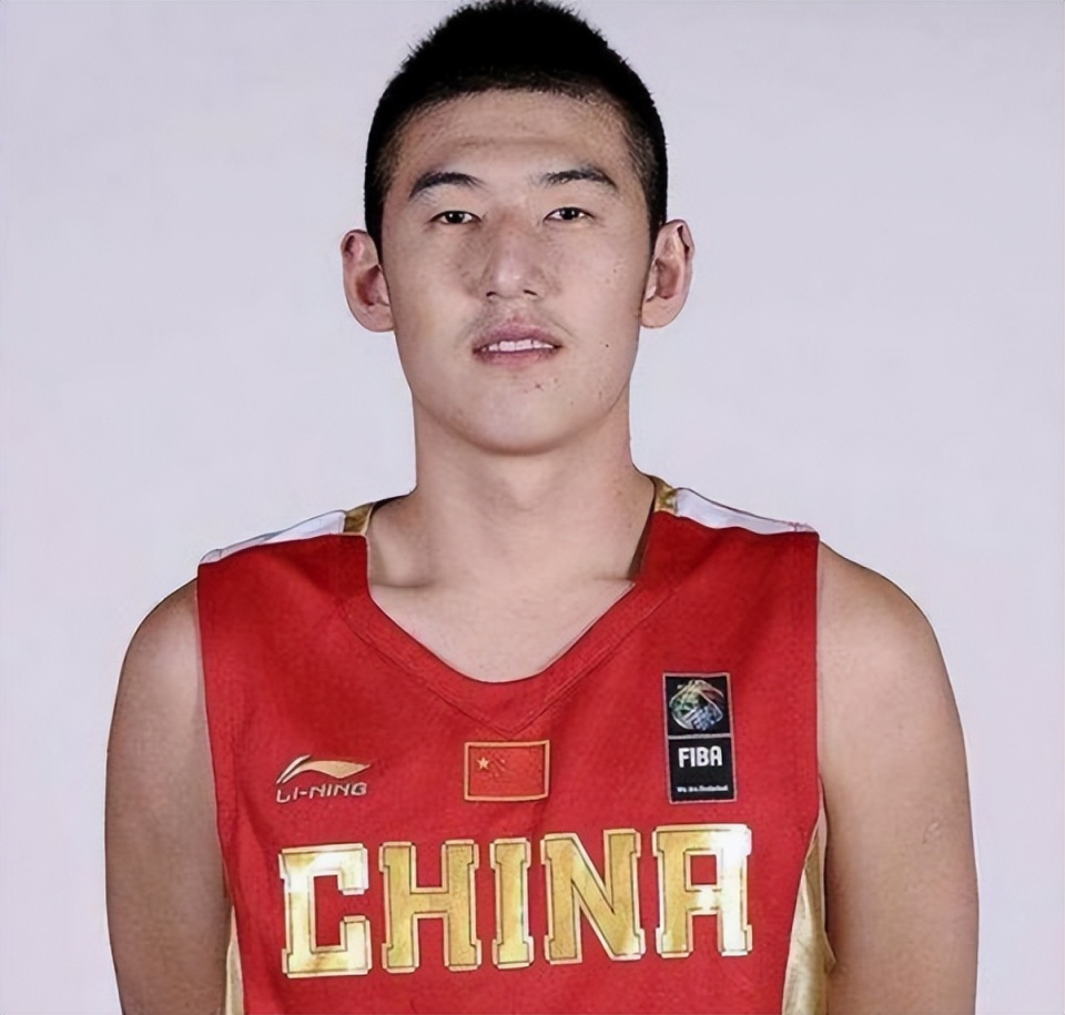 中国男篮12人参赛名单出炉2人遗憾落选赵继伟成为队长