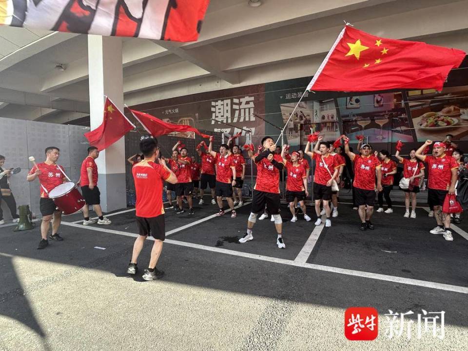 欢迎镇江，苏州必胜！“苏超”苏州球迷会为苏州队加油助威