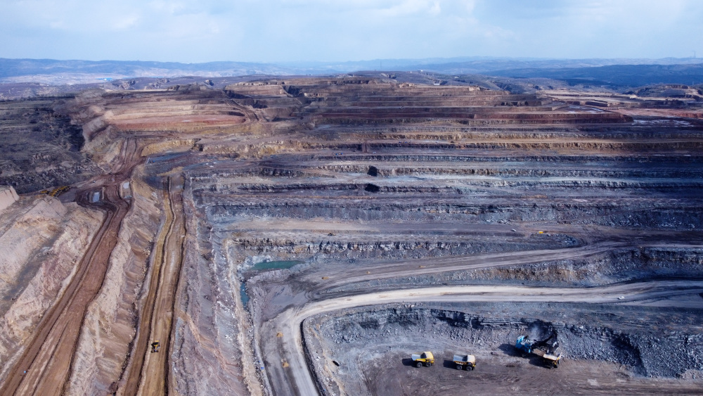 4月6日在位于准格尔旗的国家能源集团准能集团黑岱沟露天煤矿拍摄的