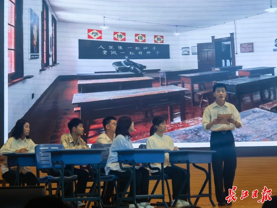 颁奖仪式上,武汉四中学生代表深情演绎课本剧《喜看稻