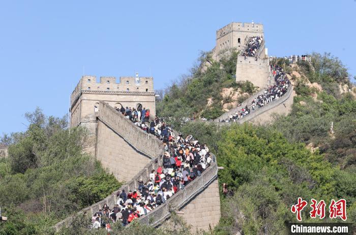 中新社记者 贾天勇 摄10月2日,北京八达岭长城游客众多