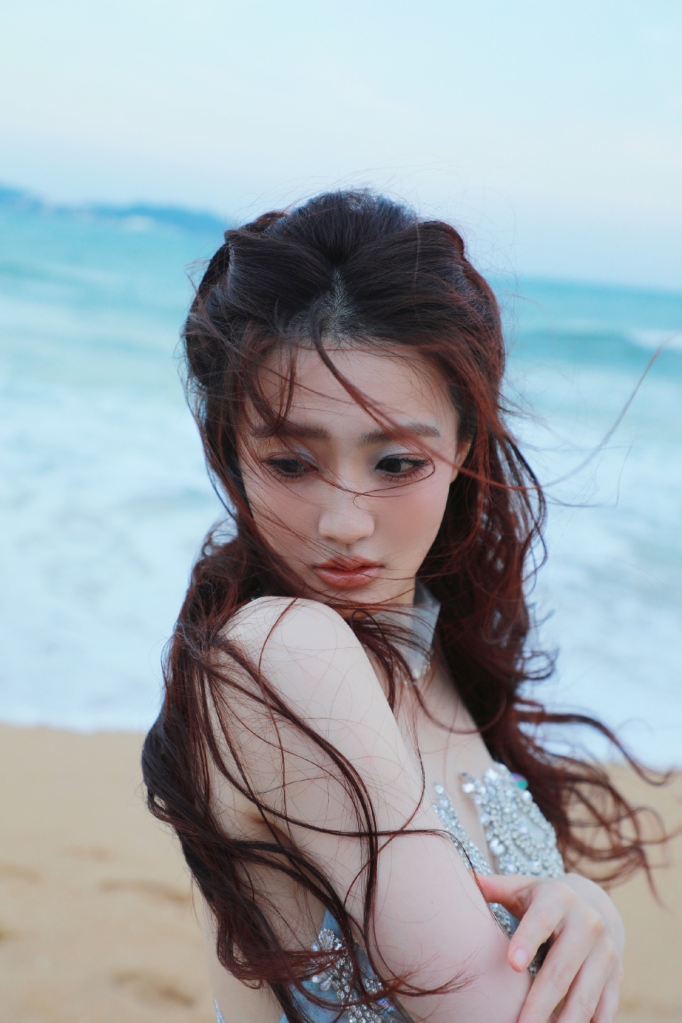 徐璐三亚深海人鱼大片:深 v 镂空露出的腰腹线条"柔中带韧"