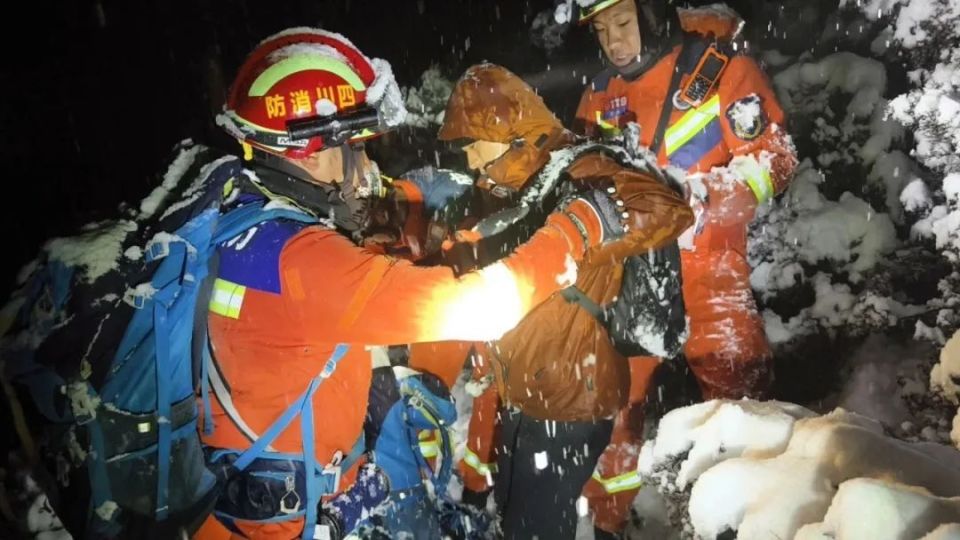 驴友被困海拔4200米雪山,阿坝消防凌晨冒雪救援