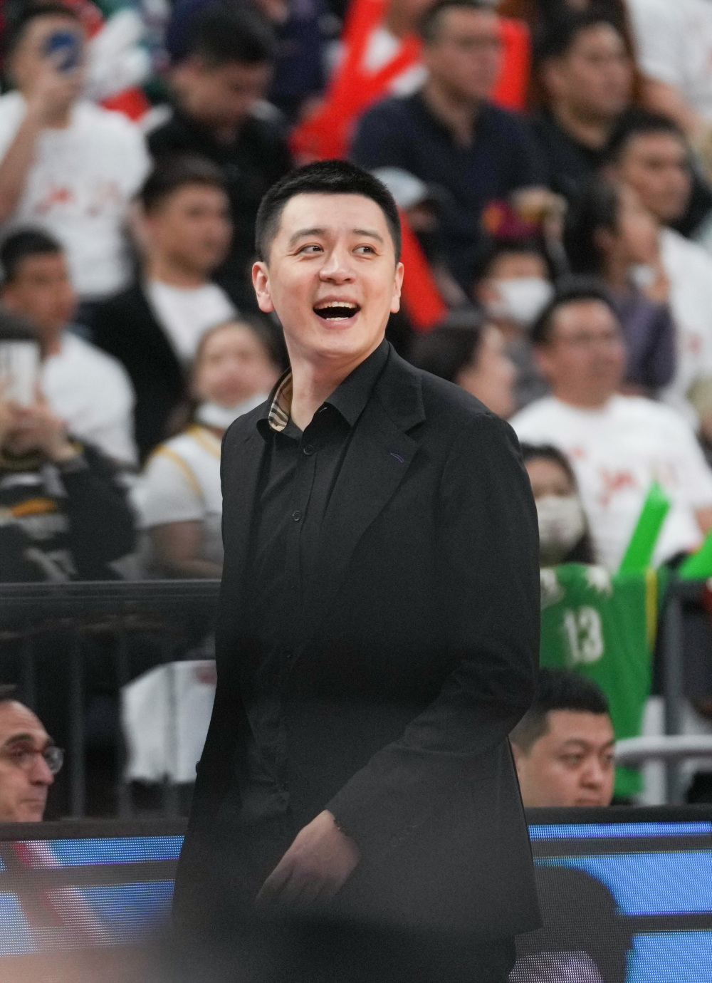 5月10日,辽宁本钢队主教练杨鸣在比赛中与裁判交流.