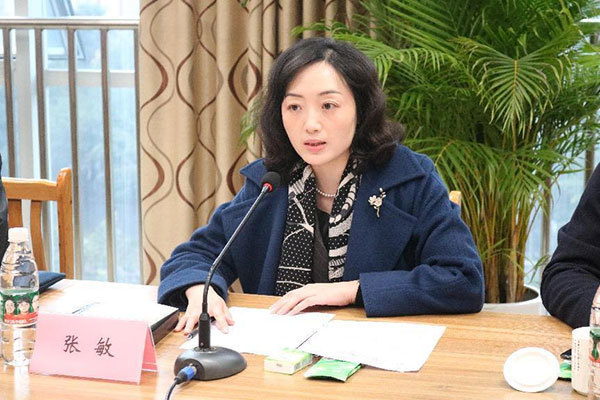 会上,受池勇书记的委托,区委常委,宣传部部长张敏代表区委,区政府向