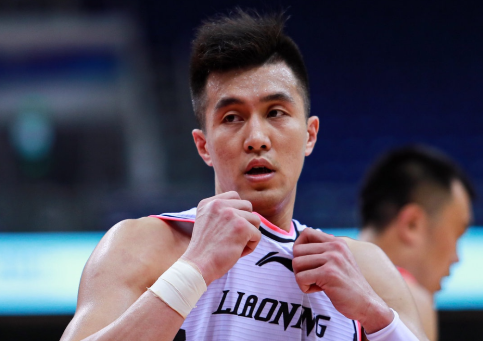 从郭艾伦的发型来看,先是梳理了一下短发,看起来比较清新.