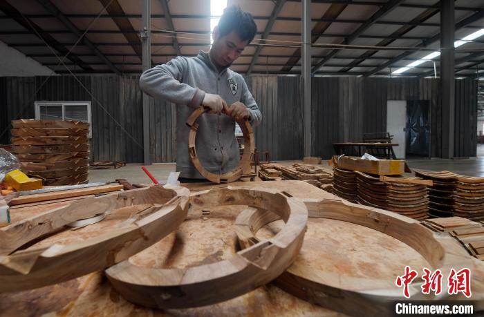 崔佳栋摄4月10日,工人在为红木家具调色.崔