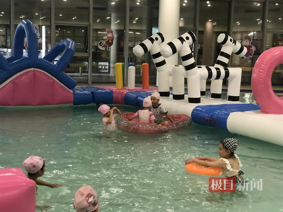 武汉40个游泳池对孩子们免费开放,记者实探:在这里玩水既安全又有趣