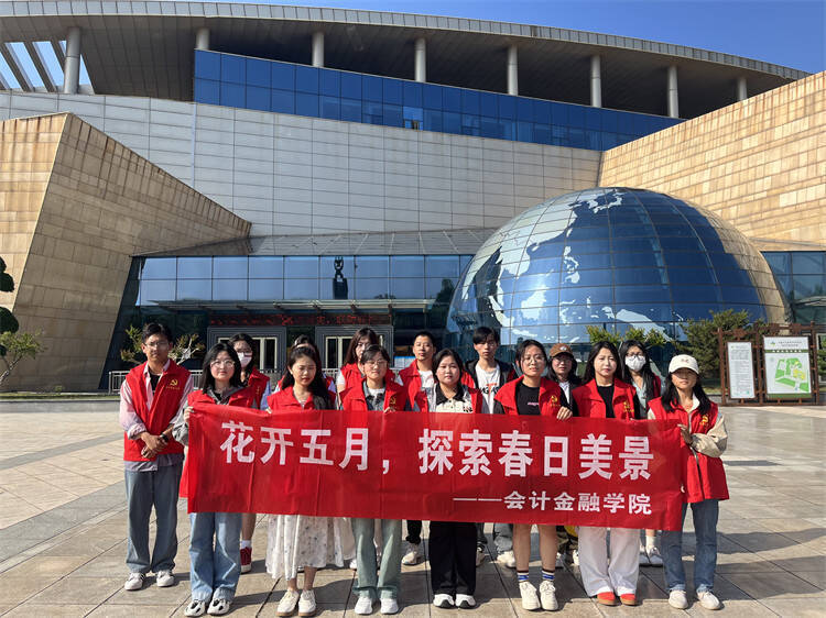 组织同学们来到中国地质博物馆烟台馆暨烟台自然博物馆,馆内珍藏的