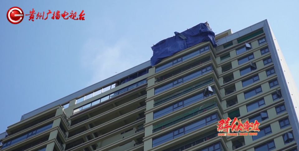 贵阳一小区楼顶建“小洋房” ，房主不听劝还抢工抢建？执法人员：屡教不改，强制拆除_腾讯新闻