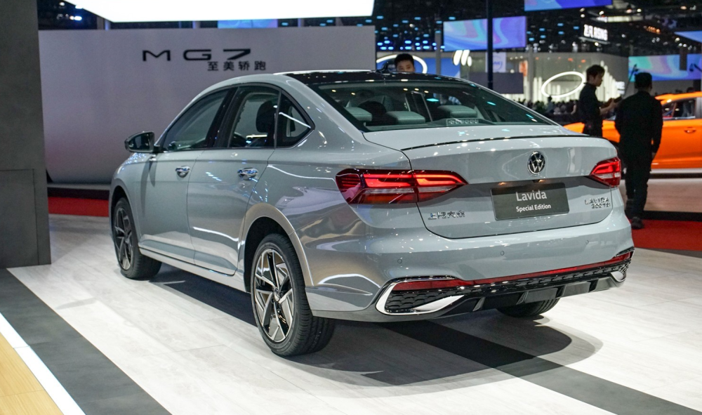 上海车展丨15t版大众朗逸亮相配星空前脸尾标300tsi