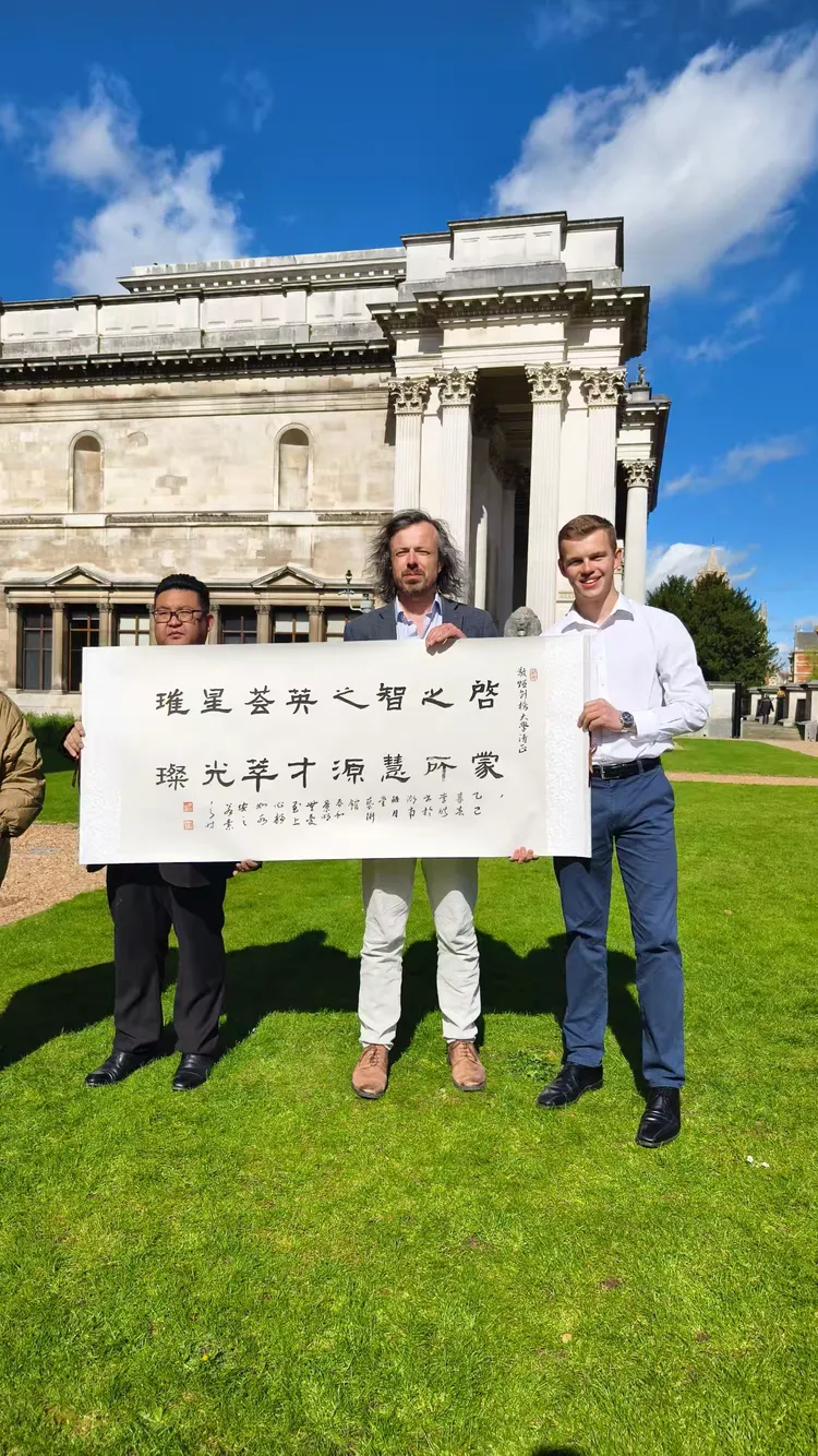 《五星出东方》中国艺术家代表李皓作品应邀走进英国顶级高校_腾讯新闻