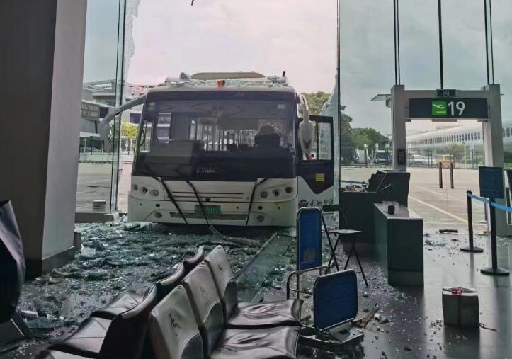 厦门机场一摆渡车撞进航站楼？机场：空车撞玻璃幕墙，无旅客受伤头条快报-313啦实用网