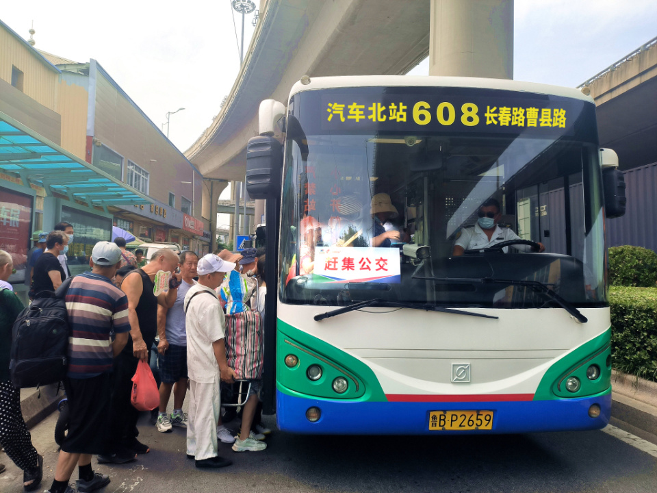 青岛便民公交"遍地开花",特色线路电亮城市昼与夜