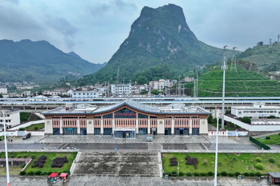 族苗族自治州作为全国唯一的水族自治县贵广高铁三都县站人潮涌动近日