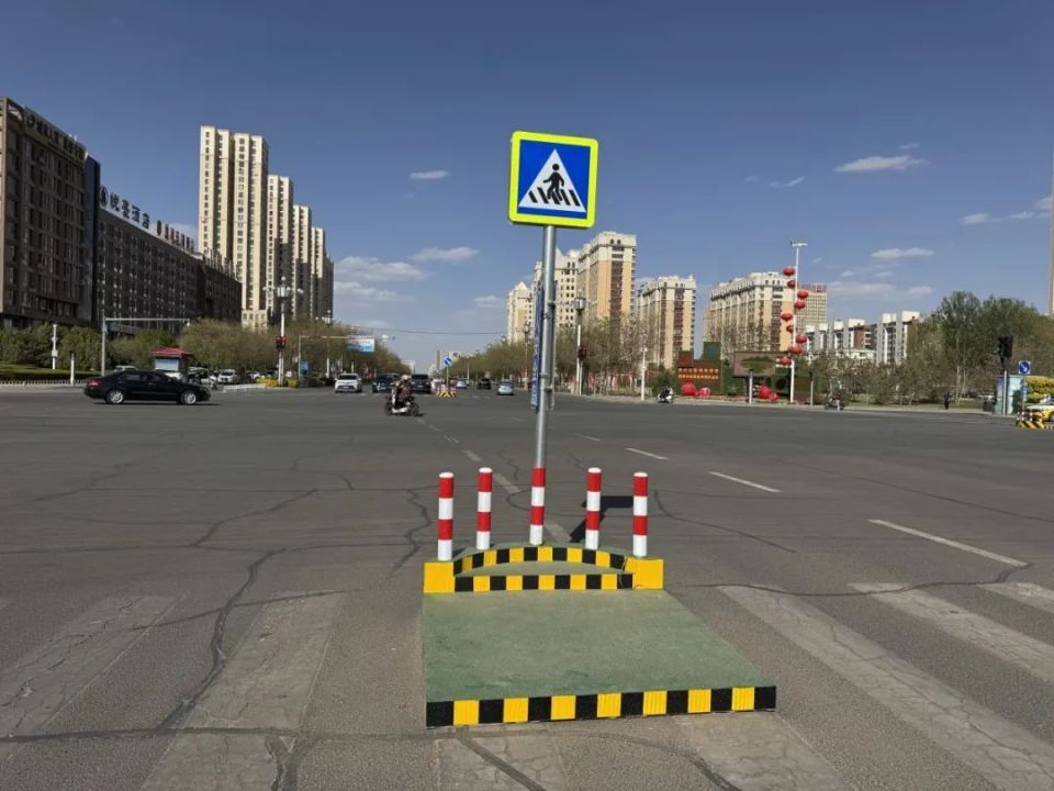 过街神器上岗!临河城区新增多个行人安全岛