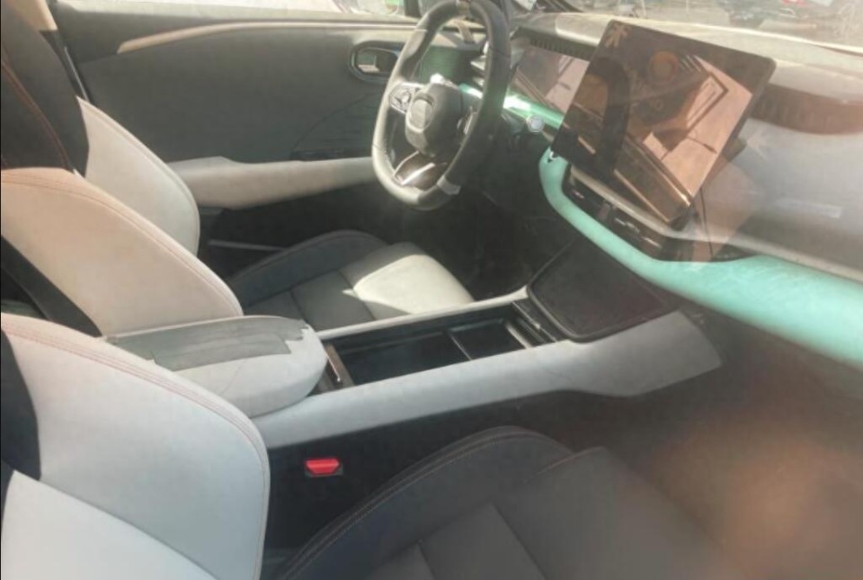 设计向最新家族风格靠拢领克06emp内饰谍照曝光