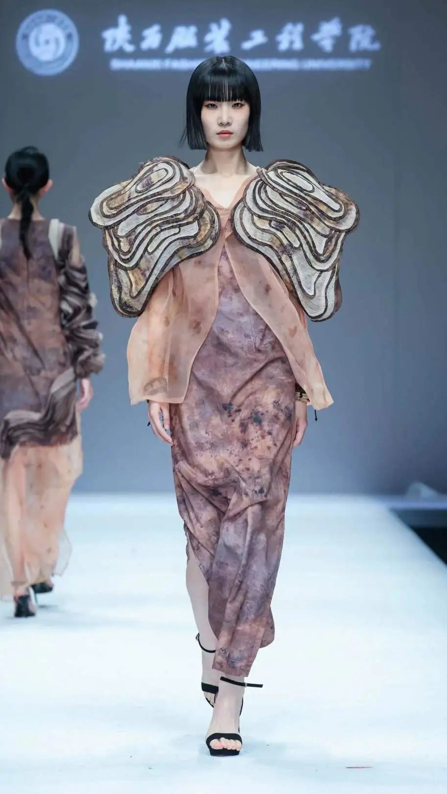 毕业设计|陕西服装工程学院:丝路·向欣生_腾讯新闻