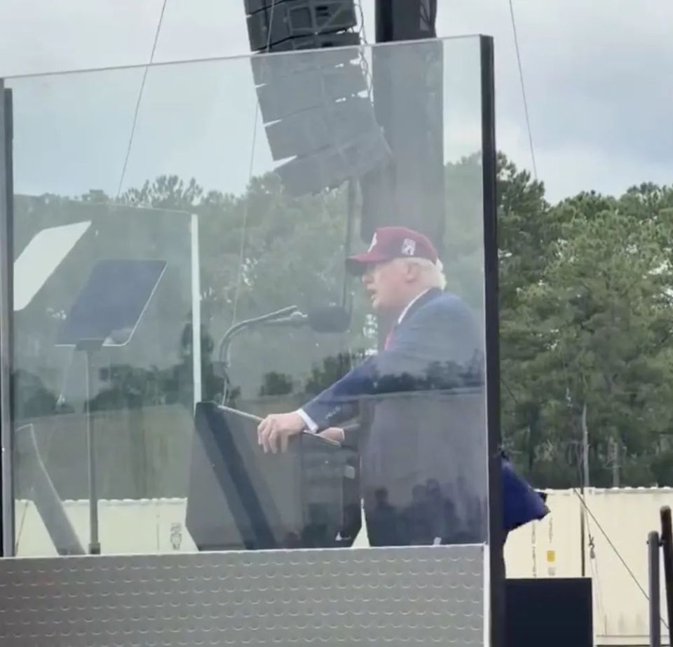 特朗普演讲现场竖起超两米防弹玻璃，生日当天将迎来更大“风暴”？-腾讯新闻