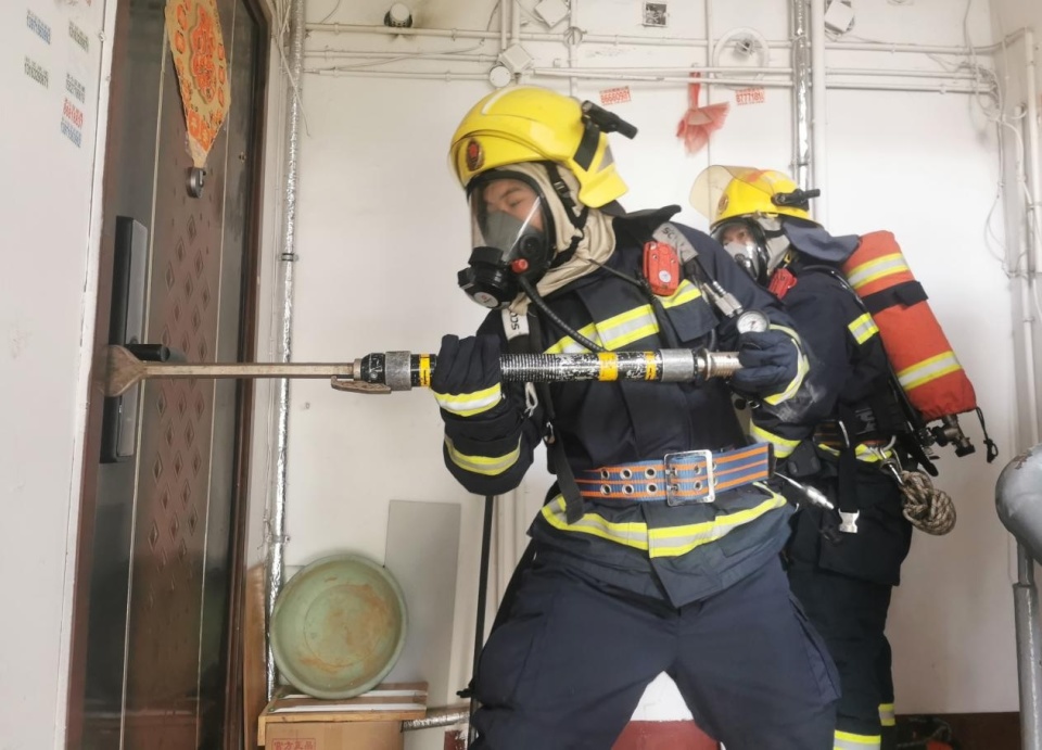 男子点一根檀香后外出致家中起火,邻居发现报警,消防员破门救火