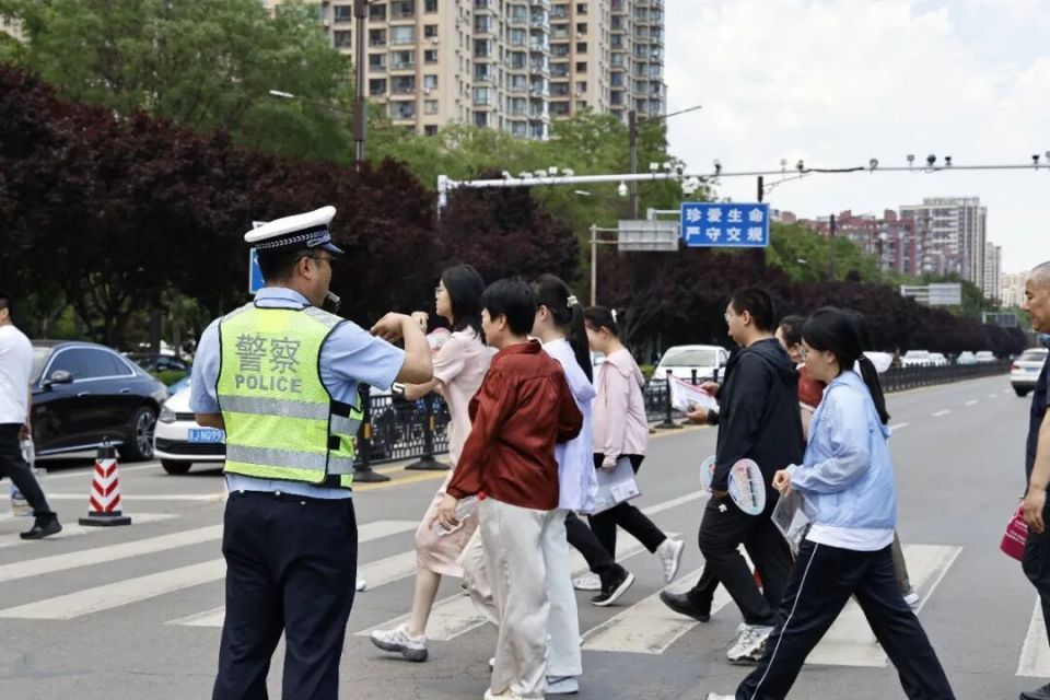 高考圆满收官！吕梁公安以藏蓝坚守，答好平安护航卷_腾讯新闻