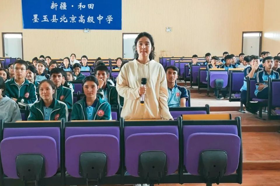 我在墨玉县北京高级中学讲授法治课