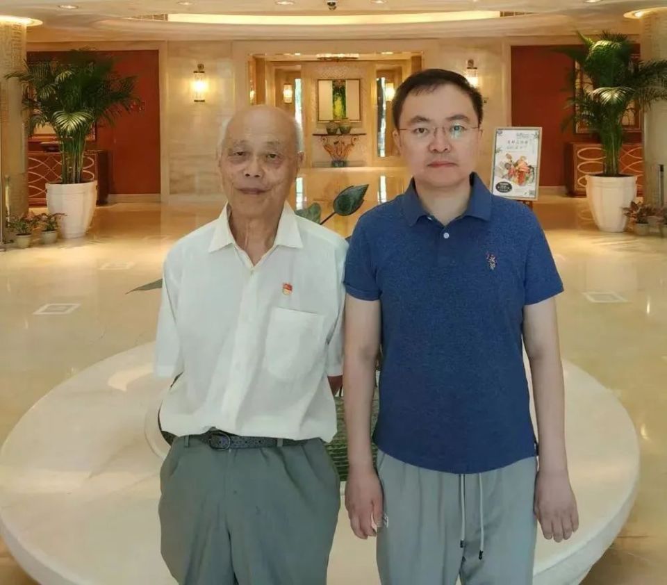 他在华山医院诊室外一干就是16年!为的只是