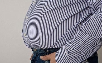 男性朋友们往往会发现自己的腹部逐渐变得凸起,出现了所谓的"啤酒肚"
