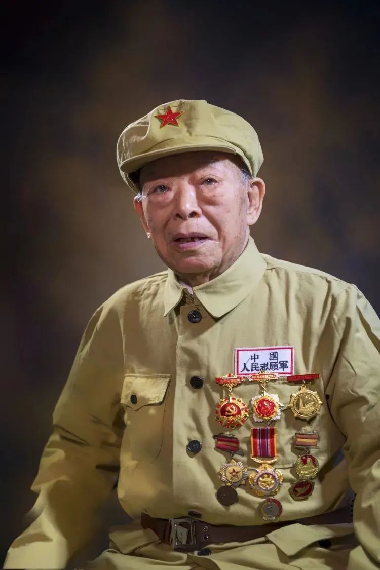 老伴为杜老穿上中国人民志愿军军装1928年1月出生,1947年2月在邯郸县