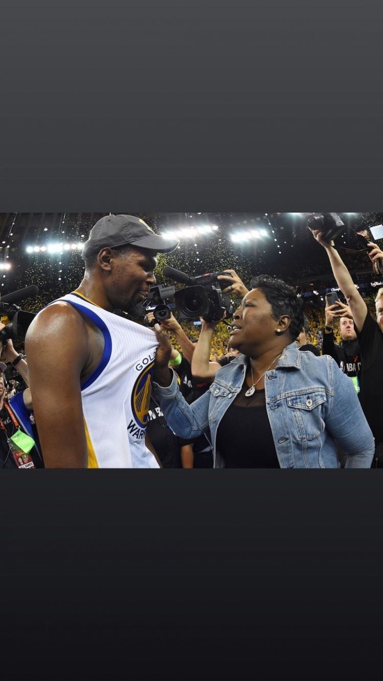 真正的mvp～杜兰特晒与母亲的合照-腾讯新闻