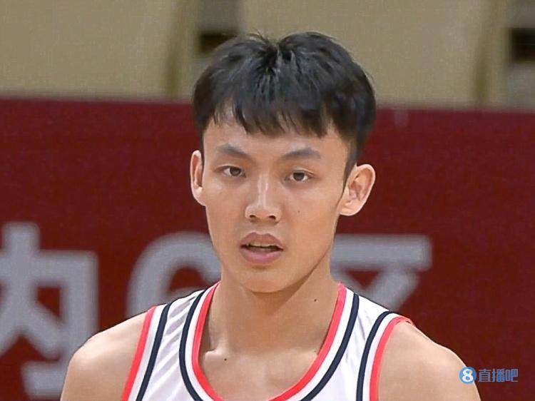 上半场,广东球员徐杰攻防两端表现出色,出战16分钟9投6中,三分6中5