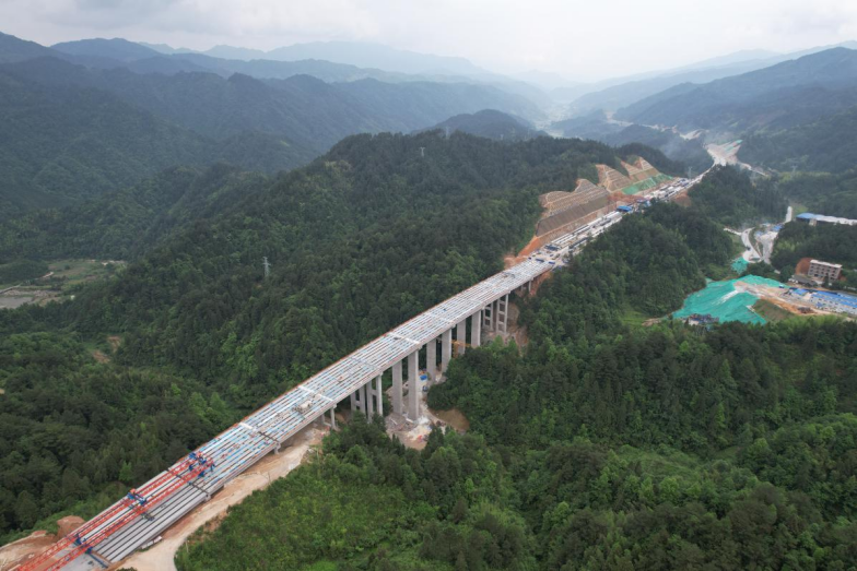 仙岳山隧道右洞长915米,左洞长855米,单洞跨径18.