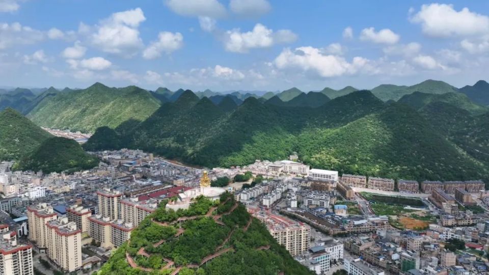 金钟山是西畴县的中央公园,因形似倒扣金钟而闻名.