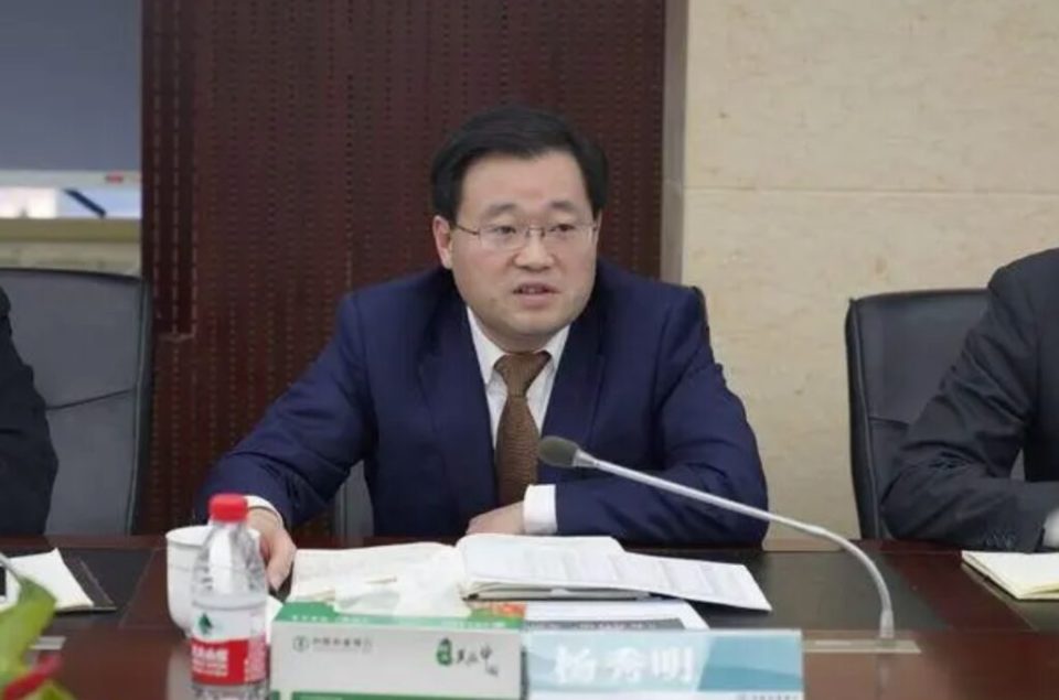 简历显示,杨秀明今年53岁,毕业于北京农业大学农村金融专业,高级经济