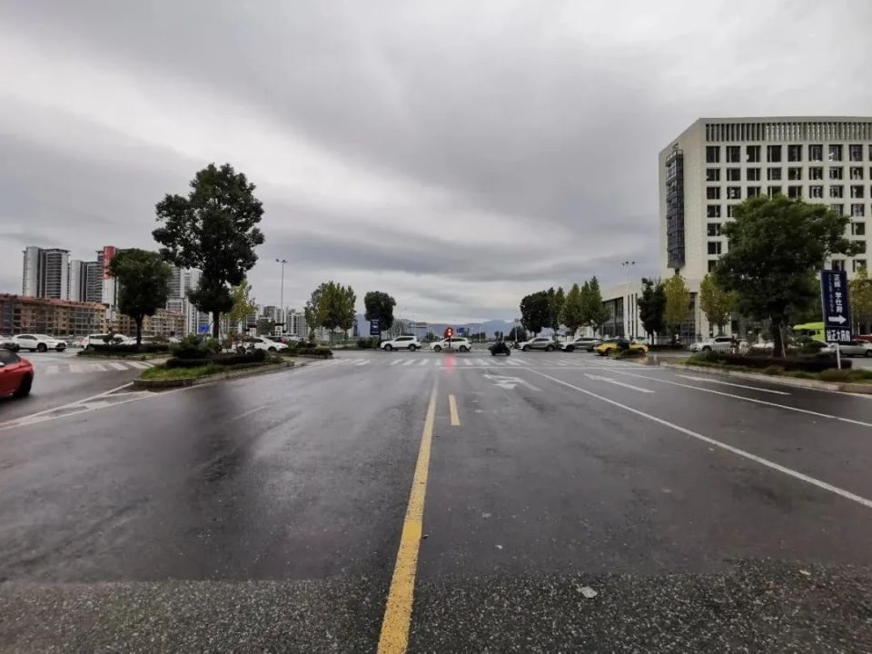 中央大道(二期)道路工程位于桐城街道海湾新城,道路北起星火路,南终