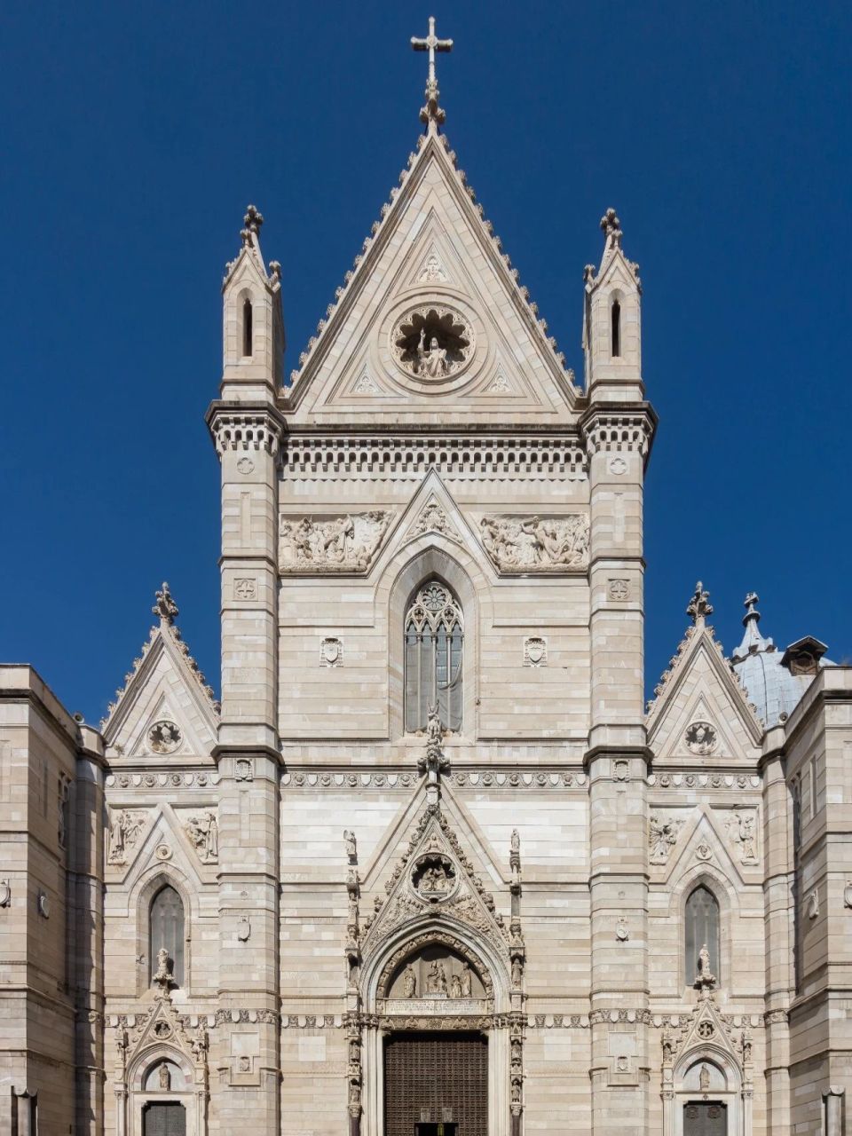 意大利南部第一大城市,既有庞贝古城这样的历史遗迹,也有绝美自然风光