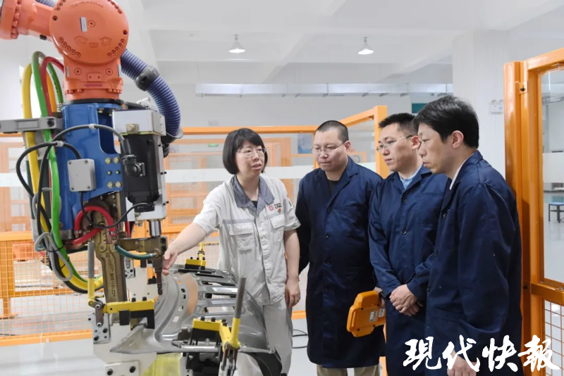 学校产业教授,"机器人焊接技能大师工作室"领衔人,中车首席技能操作