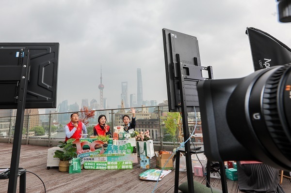 位于苏州河畔的百年上海邮政大楼迎来了一场热闹的直播活动