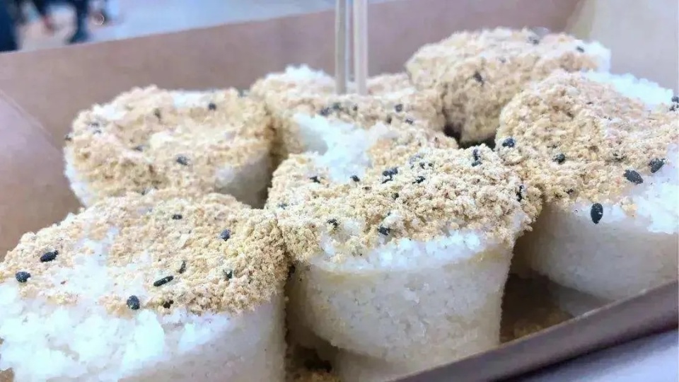 冲冲糕而都匀的石板街在夏日的夜晚别有一番风情.