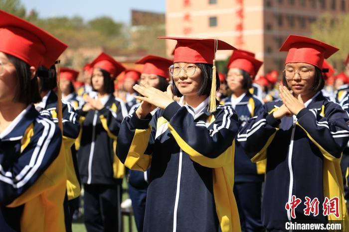 河北衡水二中举办成人礼学生集体表演手语操感恩父母