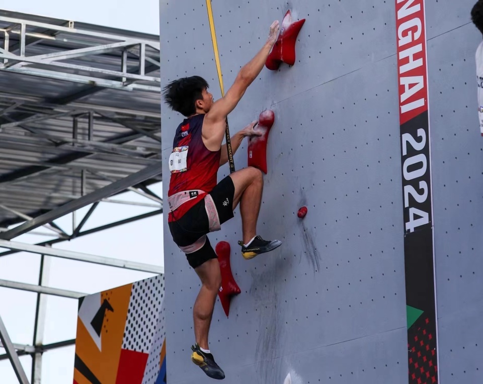 中国攀岩运动员伍鹏在比赛中.