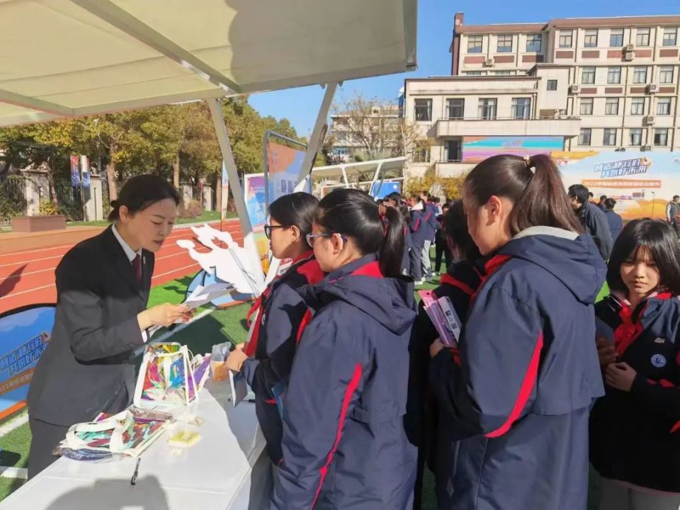 初级中学,上海市长宁区威宁小学等多所中小学校以宪法为主题进行授课