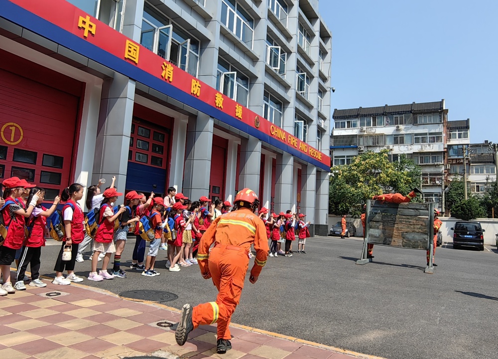 探访华威消防救援站新京报小记者体验消防员的训练日常