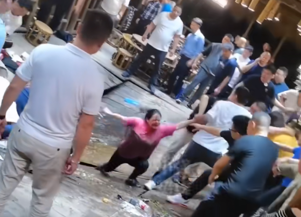 云南西双版纳一餐厅地板突然坍塌 4人掉入泥塘