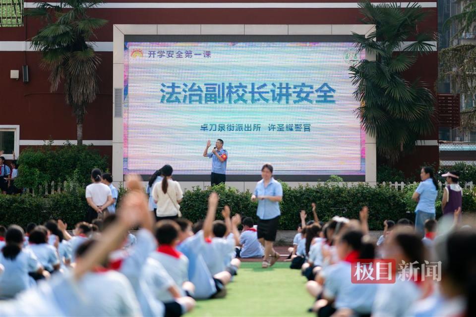 在位于洪山区关西小区里的鲁巷实验小学一分校的"开学第一课"上,武汉