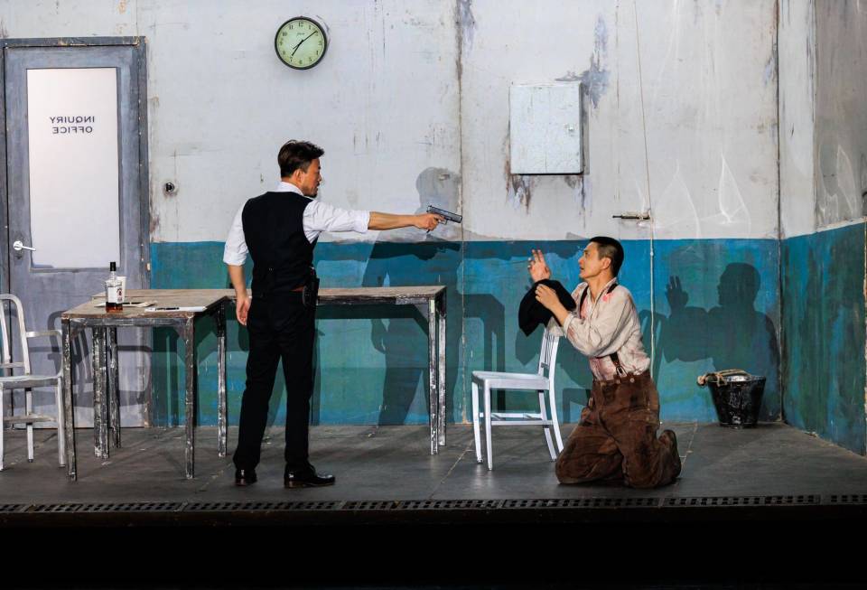 周一围十周年纪念版《枕头人》北京站收官 细腻表演好评不断