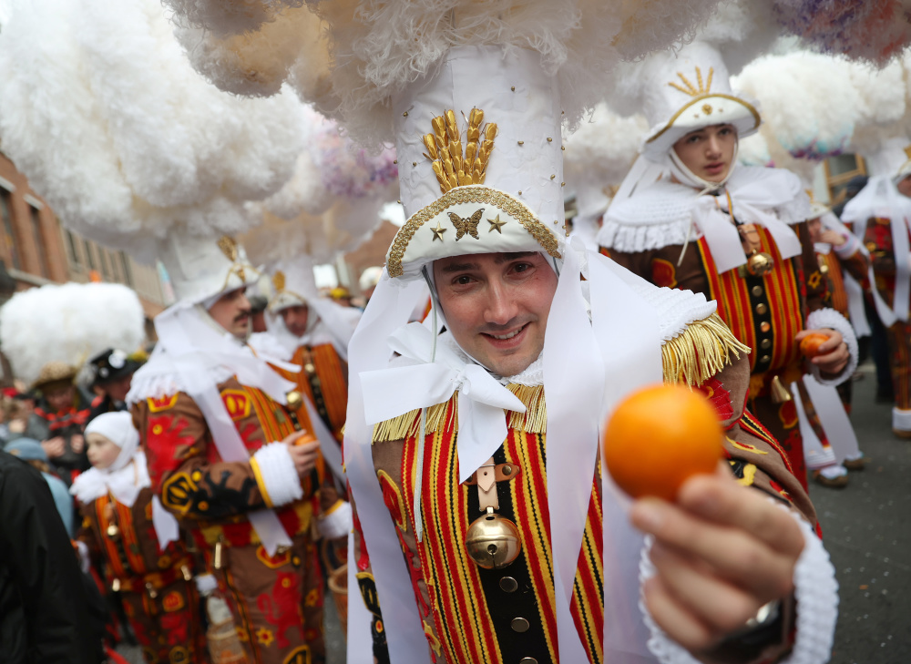 比利时班什狂欢节迎来高潮