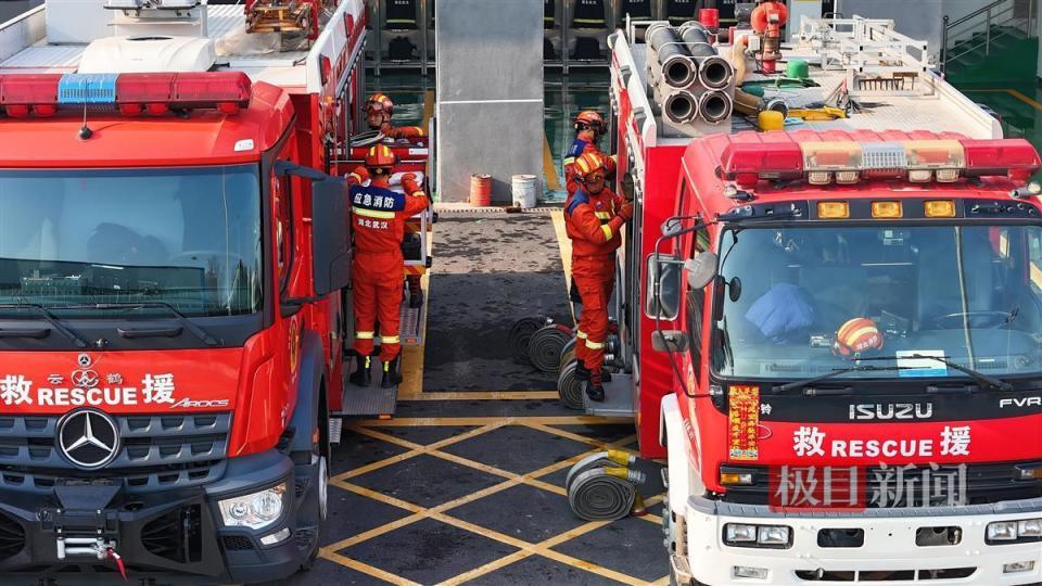 春节期间消防员坚守岗位,让平安不"打烊"!