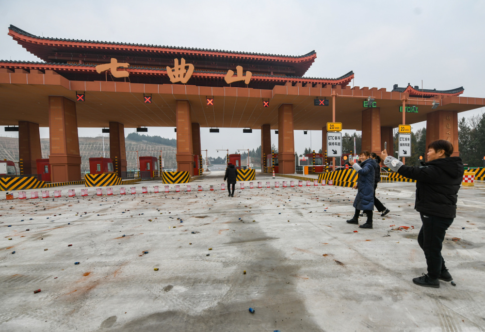 12月28日,在成绵苍巴高速公路绵阳至苍溪段七曲山收费站,梓潼县当地的